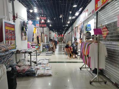 到點關門引爭議 即墨服裝批發市場夜半困客，回暖客流恐再遇寒